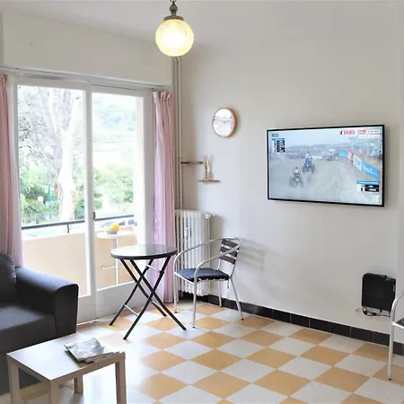 First Line Studio With Carnoles Palace View Apartment *